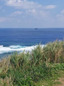 海の向こうの神の島